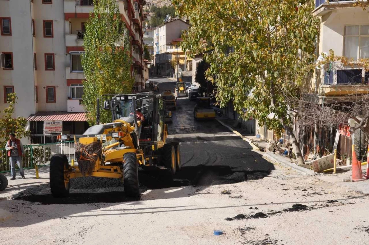 Ermenek\'te asfaltlama çalışmaları devam ediyor