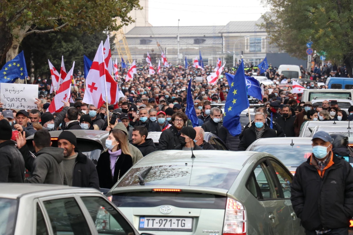 Gürcistan\'da tutuklu Saakaşvili\'ye destek için yürüyüş düzenlendi