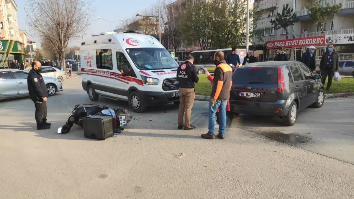 Son dakika haber... İnegöl\'de kaza yapan iki motosiklet savrularak otomobile çarptı
