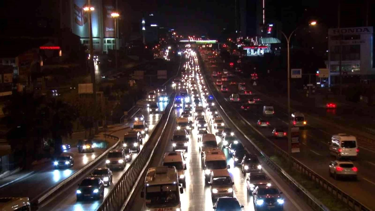 İstanbul\'da haftanın ilk iş gününde trafik yüzde 45\'i gördü