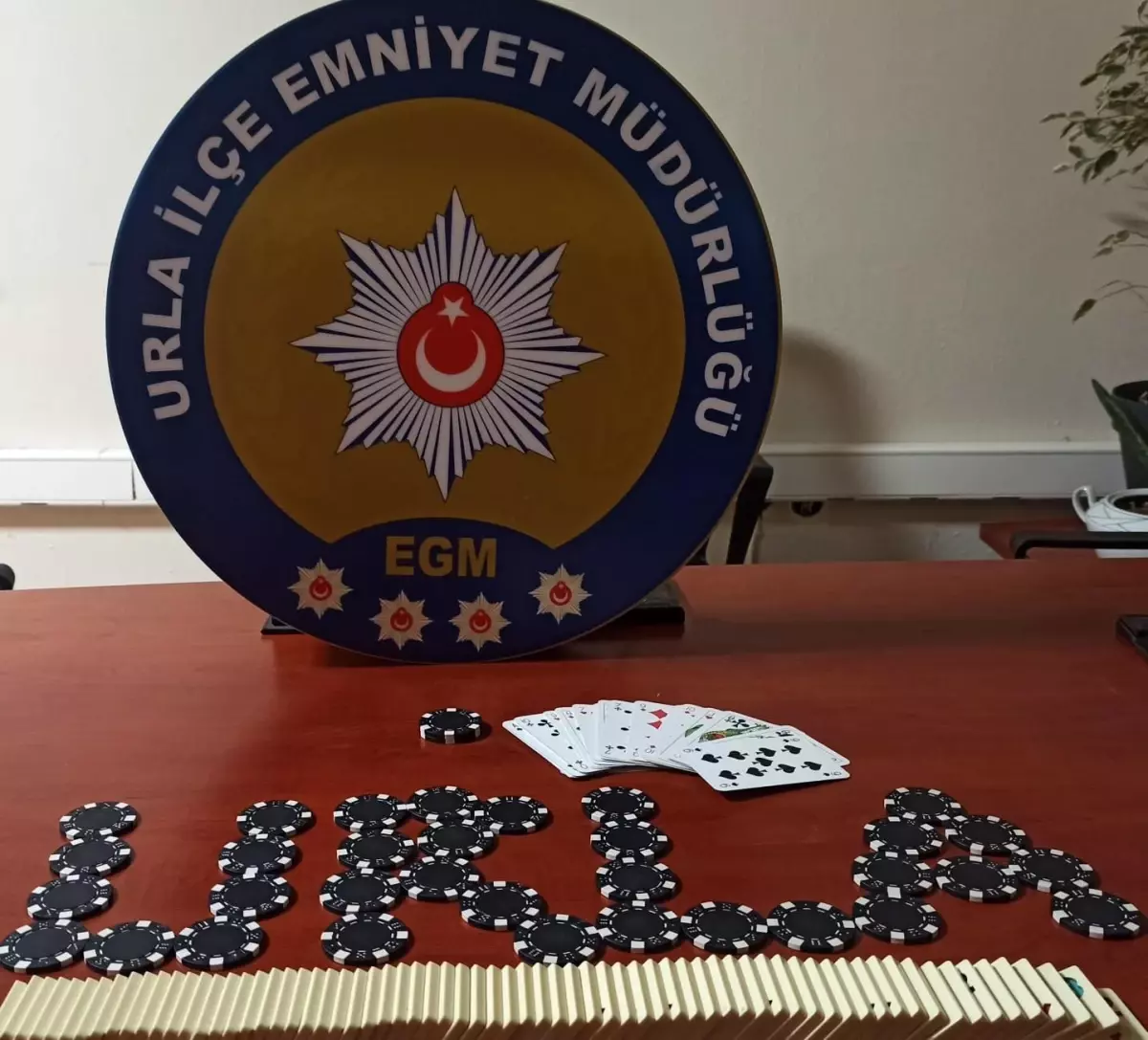 İzmir\'de kahvehaneye kumar baskını: 8 kişiye binlerce lira ceza kesildi