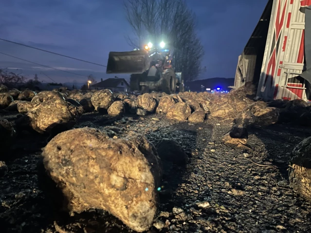 KASTAMONU - Devrilen pancar yüklü tırın sürücüsü yaralandı