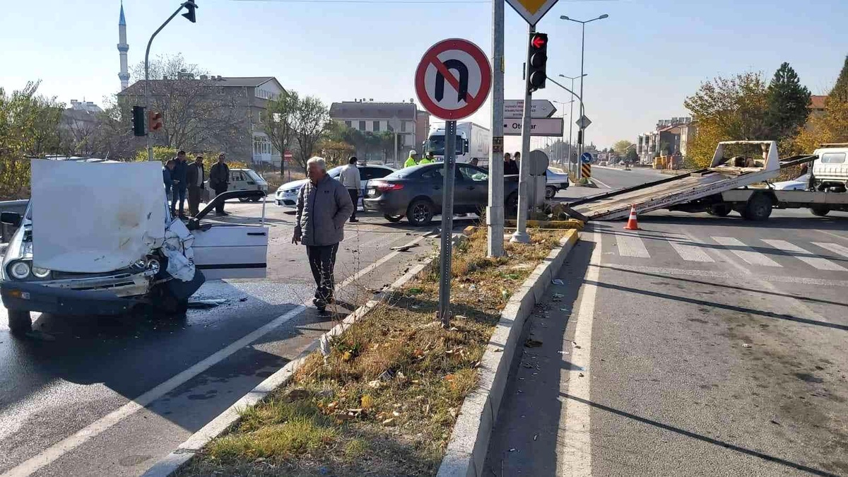 Kavşağa kontrolsüz giren araç kazaya neden oldu