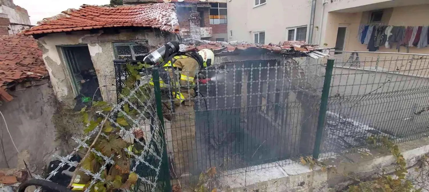 Son dakika haberi: Metruk evde çıkan yangın mahallede paniğe neden oldu