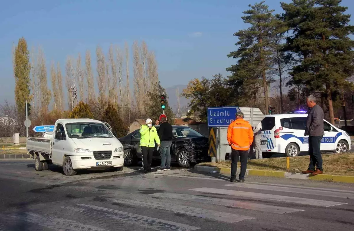 Otomobille kamyonet çarpıştı: 5 yaralı