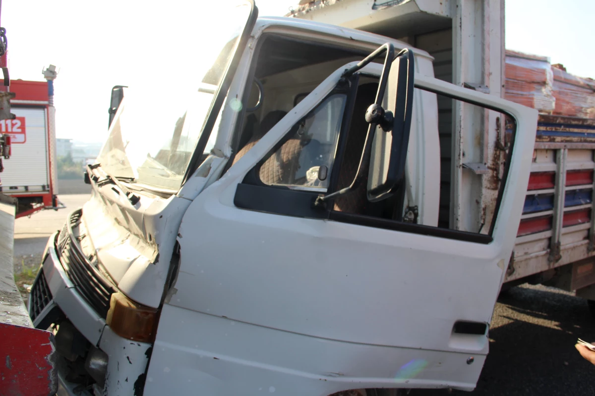 Şehzadeler\'de kamyonetin tıra çarpması sonucu 1 kişi yaralandı