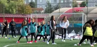 SPOR Adidas ve Kızlar Sahada'dan 'İlk Topum' projesi