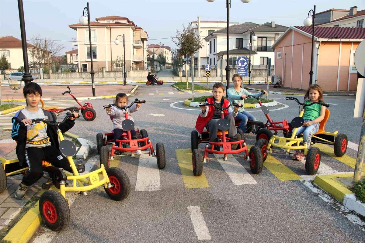 Trafik park çocukların sesleri ile şenlendi