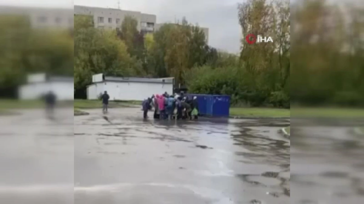 Yaşlıların çöpten yiyecek toplama görüntüleri Rusya\'yı ayağa kaldırdı