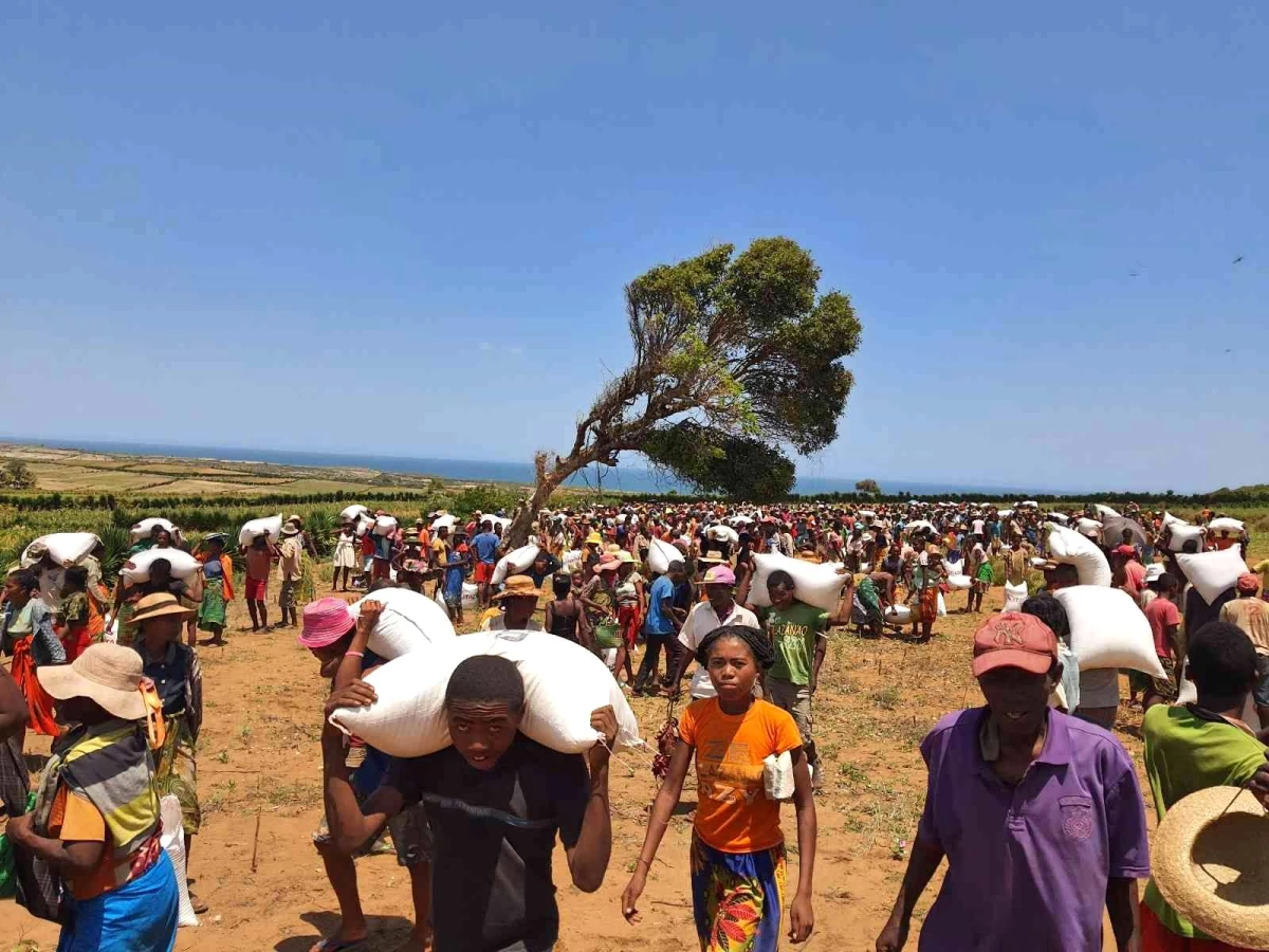 Açlığın tehlikeli boyutlarda olduğu Madagaskar\'da 3 bin 370 ailenin yüzü güldü