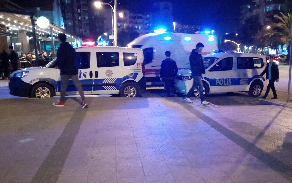 Adana\'da yolda yürürken bıçaklı saldırıya uğrayan kişi yaralandı
