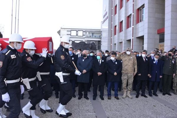 Aşı olmayan hakim koronavirüsten hayatını kaybetti