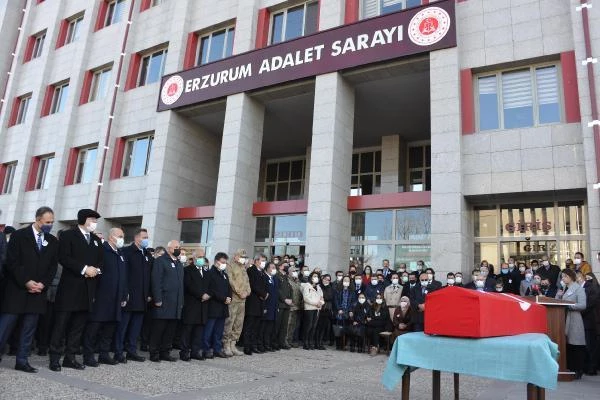 Aşı olmayan hakim koronavirüsten hayatını kaybetti