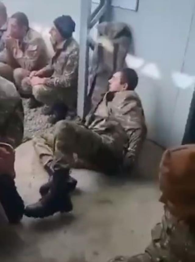 Azerbaycan sınırındaki çatışmalarda yakalanan Ermenistan askerlerin görüntüleri yayınlandı