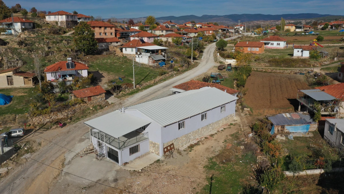 Demirci Belediyesi kırsal 16 mahalleye "çok amaçlı salon" yaptı
