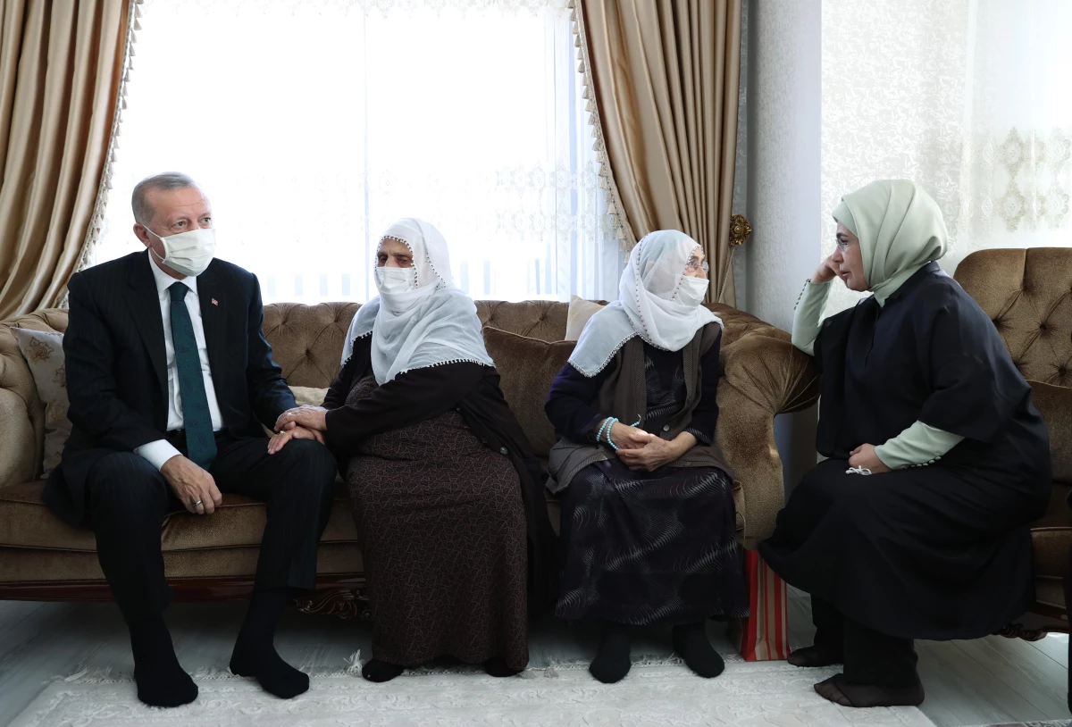 Erdoğan çifti, kılıçlı saldırıda hayatını kaybeden Başak Cengiz\'in ailesini ziyaret etti