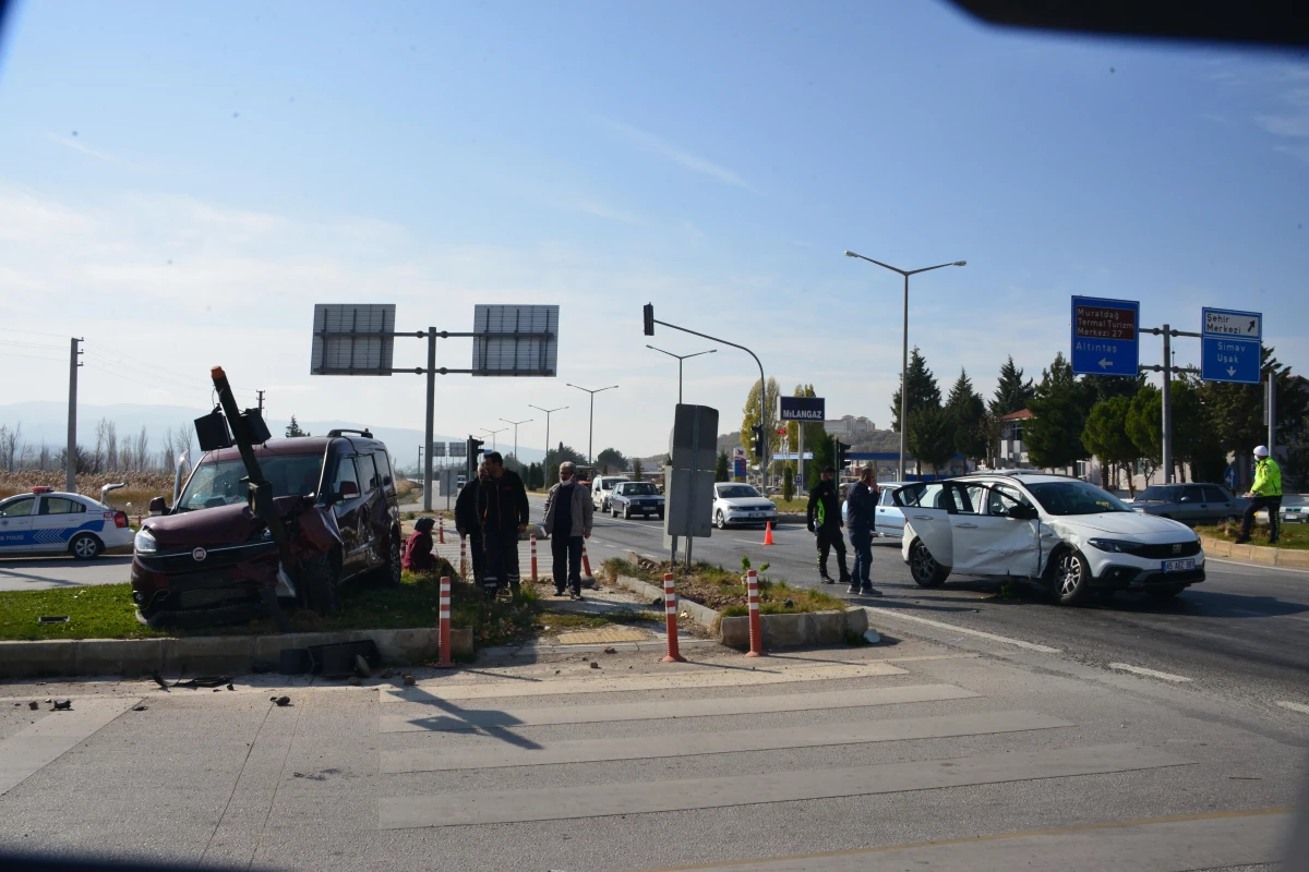 Gediz\'deki hafif ticari araçla çarpışan otomobildeki 3 kişi yaralandı