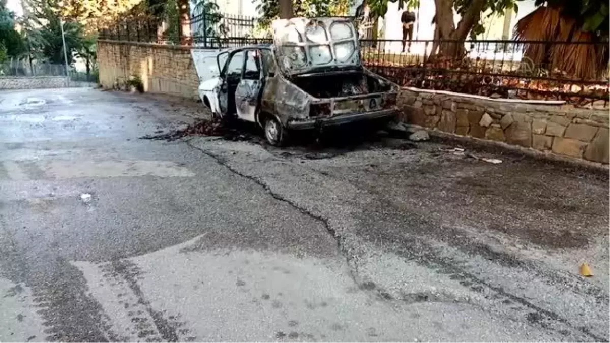 Hurdaya ayrılmış otomobilde çıkan yangın söndürüldü