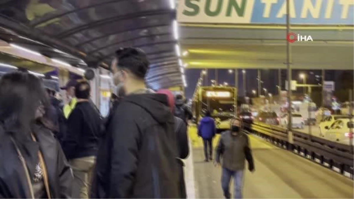(İSTANBUL - ÖZEL)Yenibosna\'da metrobüs arızalandı, duraklarda yoğunluk oluştu