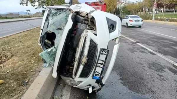 KARTAL'DA OTOMOBİL DEVRİLDİ; SÜRÜCÜ YARALANDI