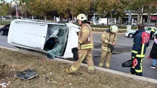 KARTAL'DA OTOMOBİL DEVRİLDİ; SÜRÜCÜ YARALANDI