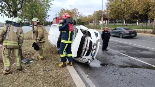 KARTAL'DA OTOMOBİL DEVRİLDİ; SÜRÜCÜ YARALANDI