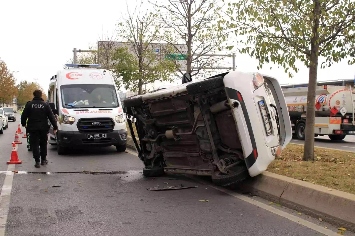 Pendik\'te kaldırıma çıkan otomobil takla attı: 2 yaralı