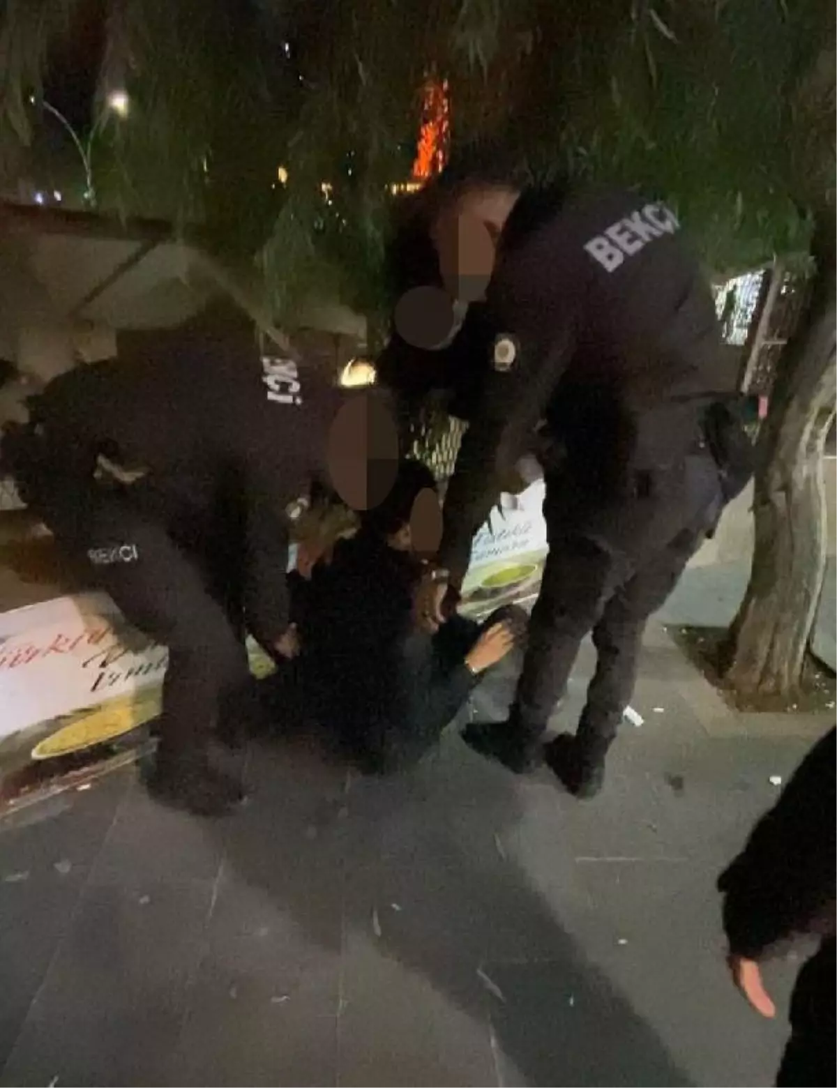 Kimliğini vermemek için direndi, bekçinin parmağını kırdı