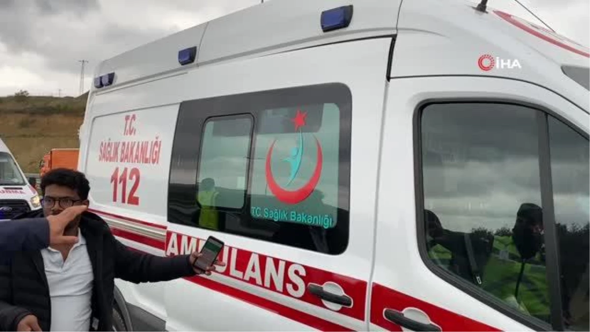 Kuzey Marmara Otoyolu\'nda sapağı kaçırıp yavaşlayan cipe kamyonet çarptı: 2 yaralı