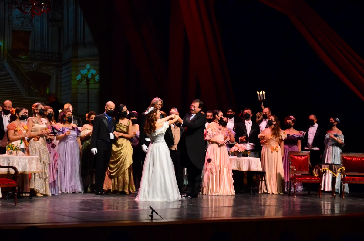 Mersin Devlet Opera ve Balesi "La Traviata" operasını sanatseverlerle buluşturdu