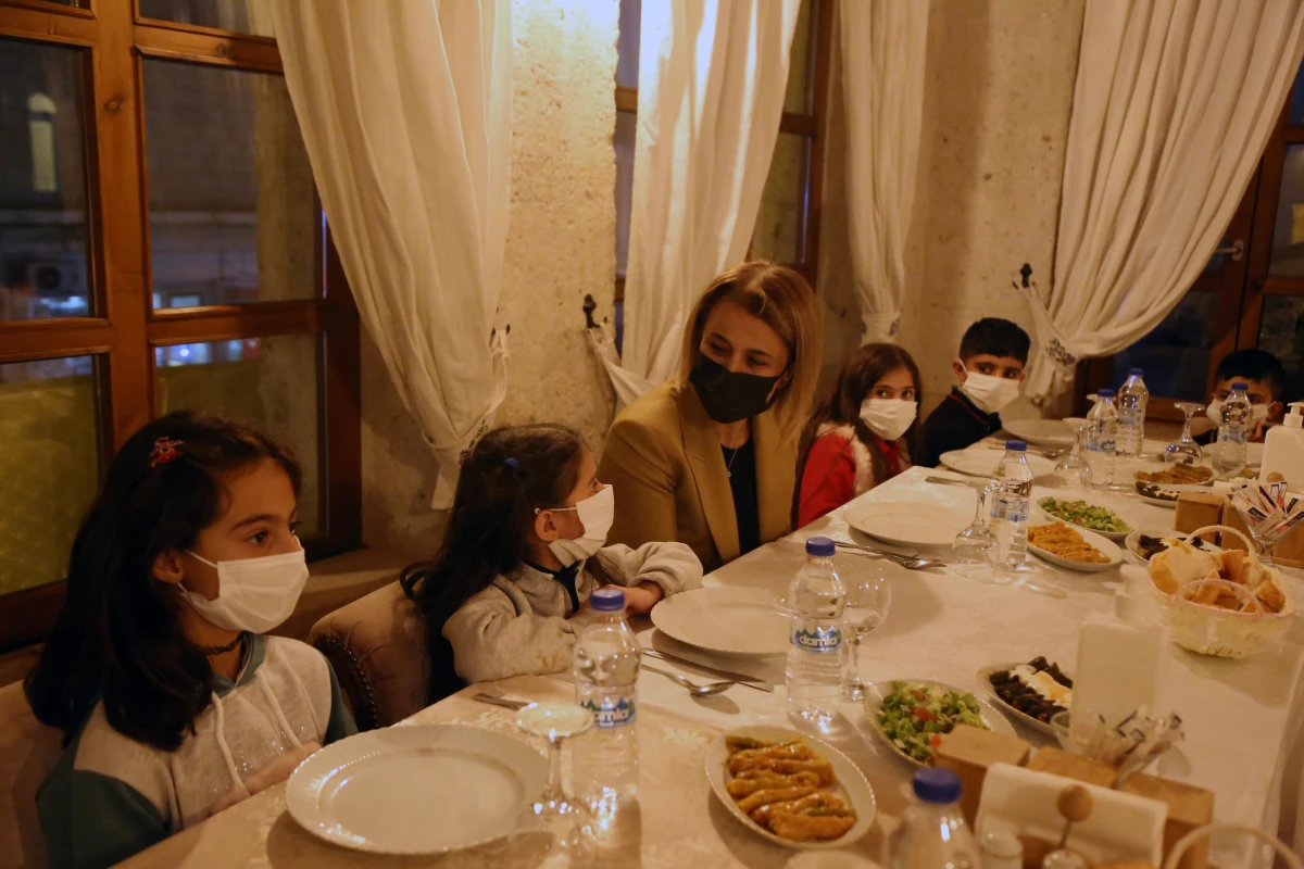 Nevşehir Valisi Becel, Kapadokya hayali gerçekleştirilen Vanlı öğrencilerle buluştu