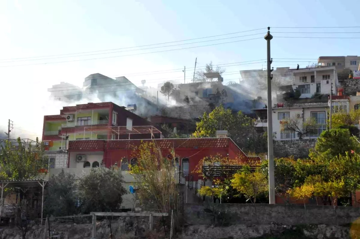 Otluk yangını mahalleliyi sokağa döktü, alevler evleri teğet geçti