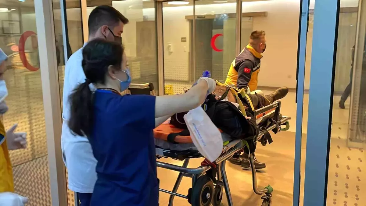 Otomobilin çarptığı yaya ön camdan içeri girdi: 2 yaralı