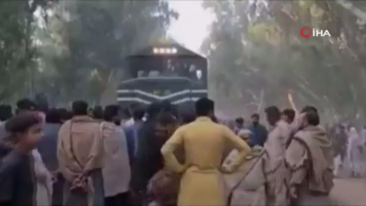 Son dakika: Pakistan\'da tren okul servisine çarptı: 3 ölü, 9 yaralı