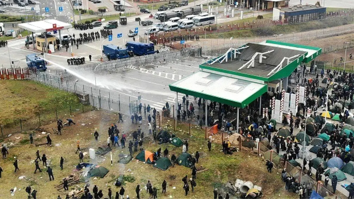 Polonya, Belarus sınırındaki göçmenlere göz yaşartıcı gaz ve tazyikli suyla müdahale etti