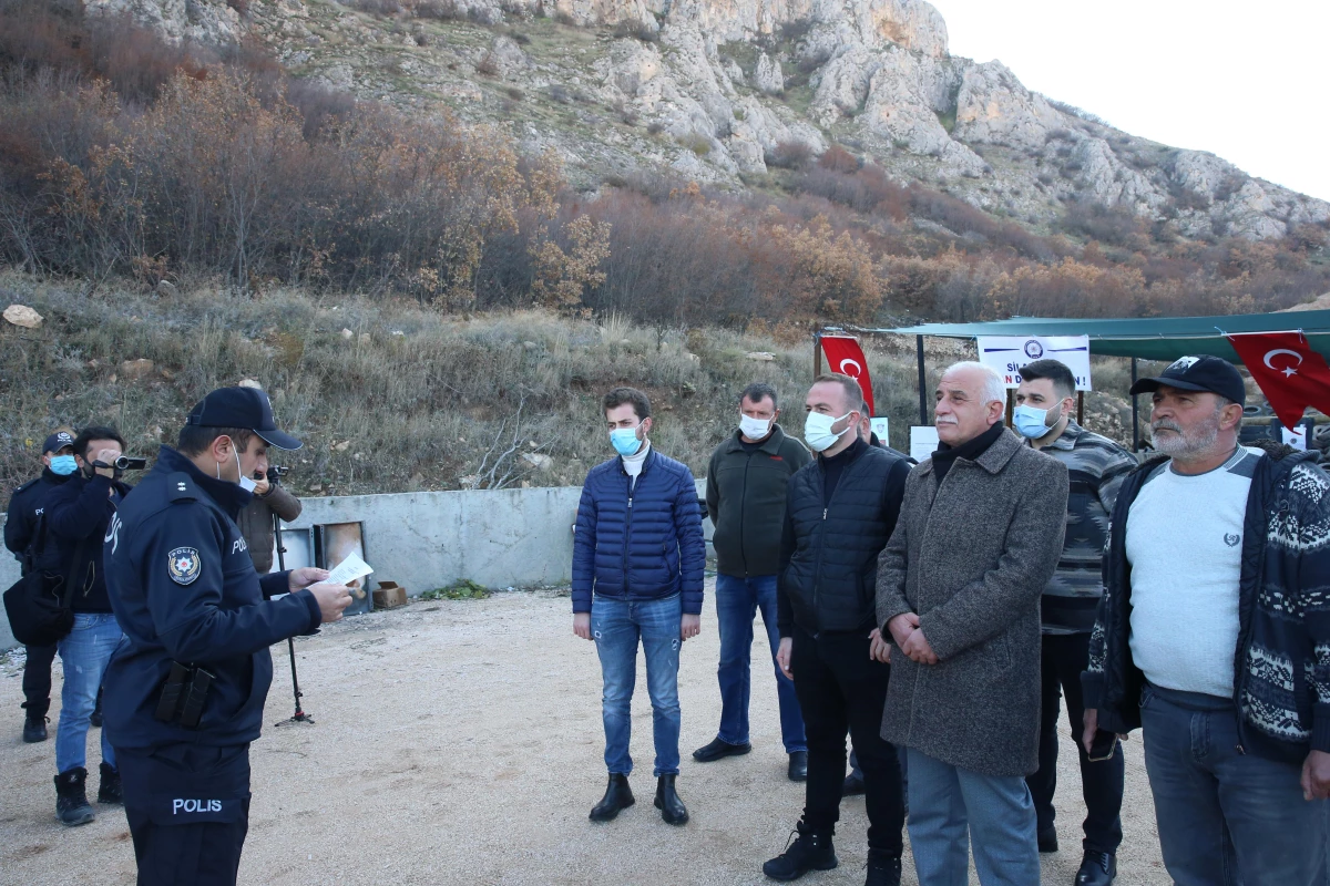 Silahla ateş etmek isteyenlere polis gözetiminde poligonda atış yaptırıldı