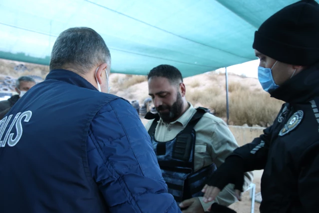 Silahla ateş etmek isteyenlere polis gözetiminde poligonda atış yaptırıldı