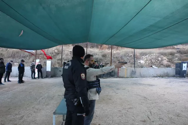 Silahla ateş etmek isteyenlere polis gözetiminde poligonda atış yaptırıldı