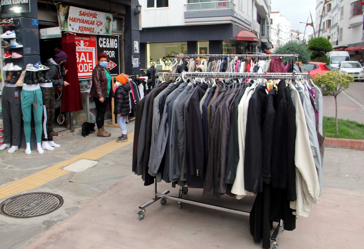 Sinop\'ta sokak hayvanları yararına kermes açıldı