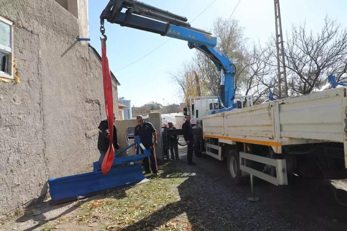 Talas Belediyesi kırsal mahallelere kar küreme aparatları hediye etti