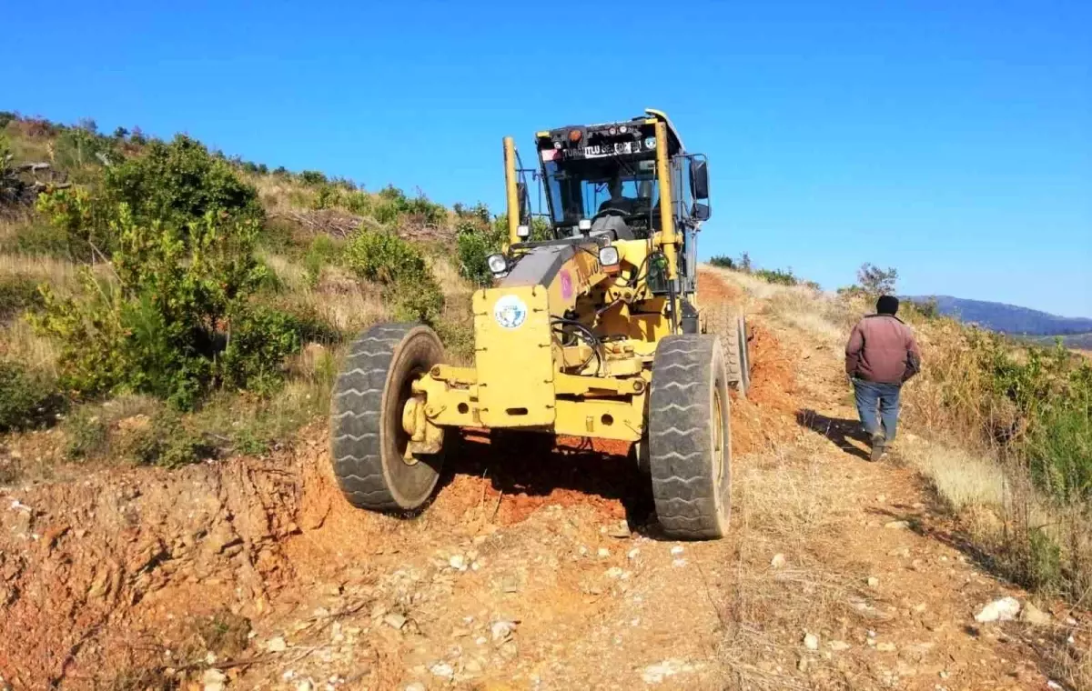 Turgutlu\'da yol düzenleme ve tamirat çalışmaları devam ediyor