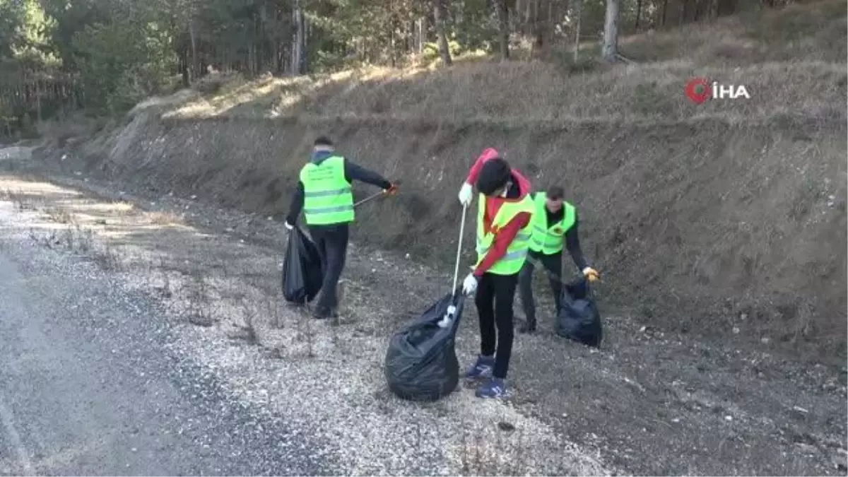 Türkiye\'nin en temiz şehrinde üniversite öğrencileri gönüllü oldu, ormanlık alanda temizlik yaptı