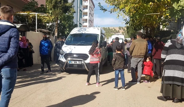 3 çocuk annesi kadın, kendini evinin banyosunda demirlere astı