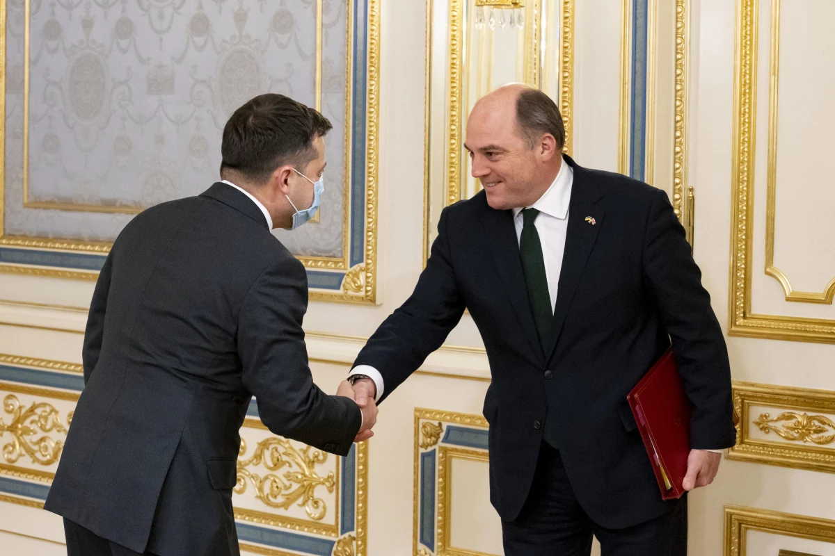 Ukrayna Devlet Başkanı Zelenskiy, İngiltere Savunma Bakanı Wallace\'ı kabul etti