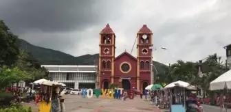 Üniversiteli futbol sihirbazı Maria okul harçlığını trafik ışıklarında top sektirerek çıkarıyor