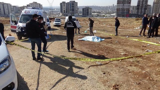 Yarı çıplak boş araziye atmışlar... Gaziantep'te boğazı kesilmiş ve birçok yerinden bıçaklanmış kadın cesedi bulundu