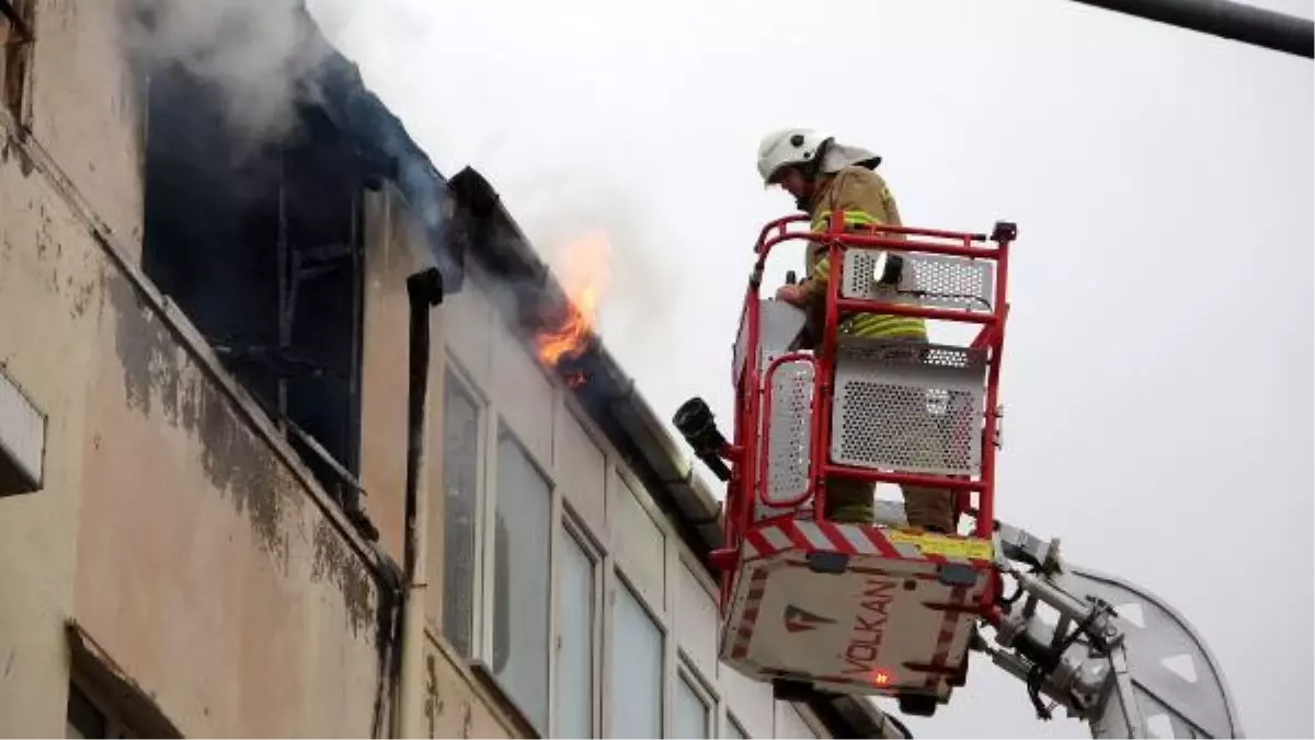 4 KATLI APARTMANIN ÇATI KATINDA ÇIKAN YANGIN, SÖNDÜRÜLDÜ