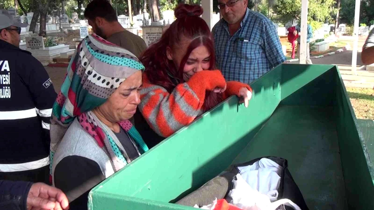 Son Dakika | Babasının darp etmesi sonucu öldüğü iddia edilen minik Elif, toprağa verildi