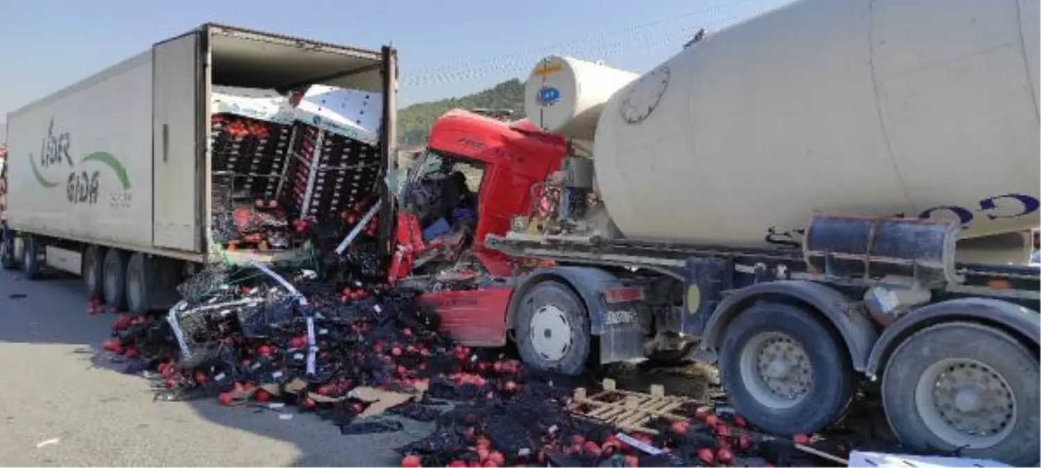 Son dakika haber! Beton mikserinin TIR\'a çarptığı kaza kamerada