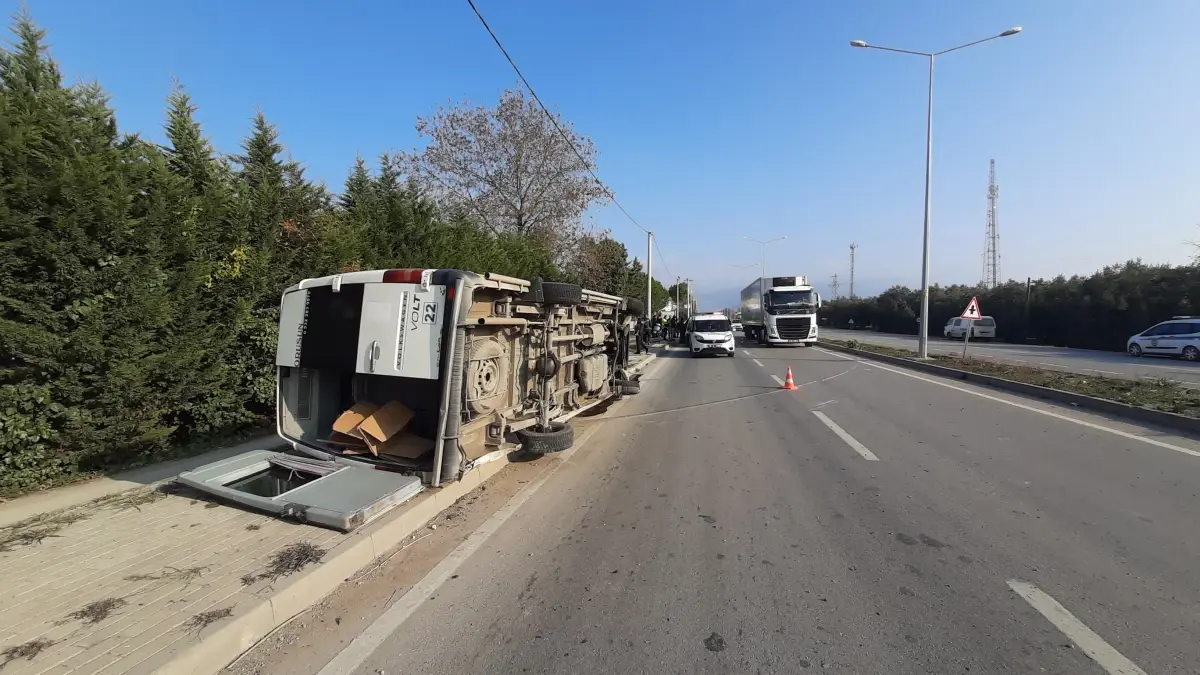 Bursa\'da minibüs ile ticari aracın çarpıştığı trafik kazasında 7 kişi yaralandı